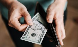 Dollar Weakens as Tariff Concerns Persist