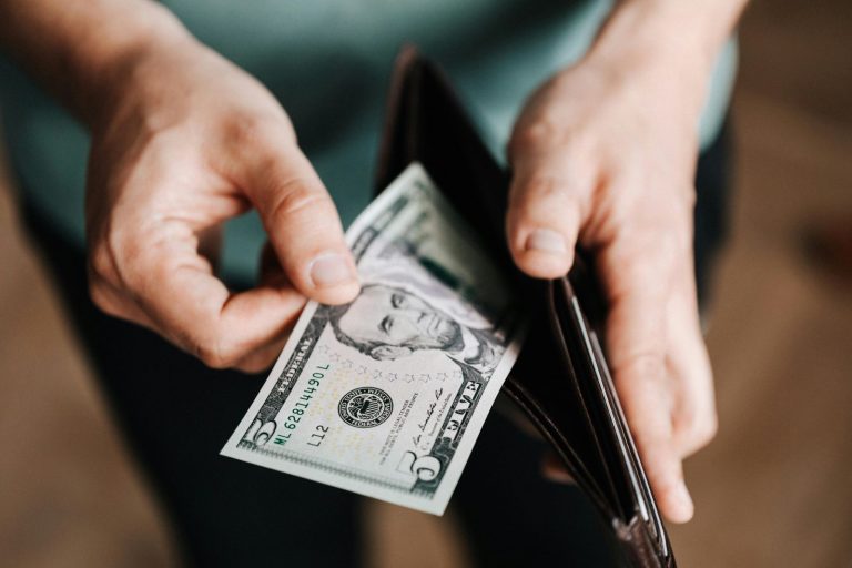 Read more about the article Dollar Weakens as Tariff Concerns Persist