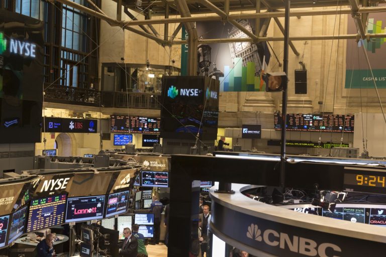 Read more about the article Stocks Mixed on Tariff News and Corporate Earnings Results