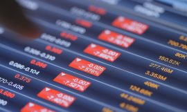 Stocks Fall as Weak Economic Reports Spark Growth Concerns