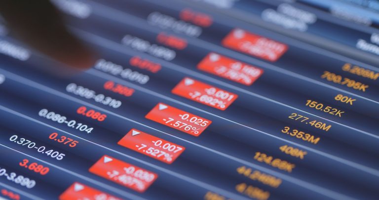 Read more about the article Stocks Fall as Weak Economic Reports Spark Growth Concerns