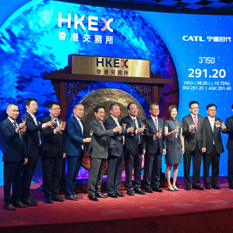 Read more about the article Chinese Battery Giant Surges in Hong Kong Market Debut