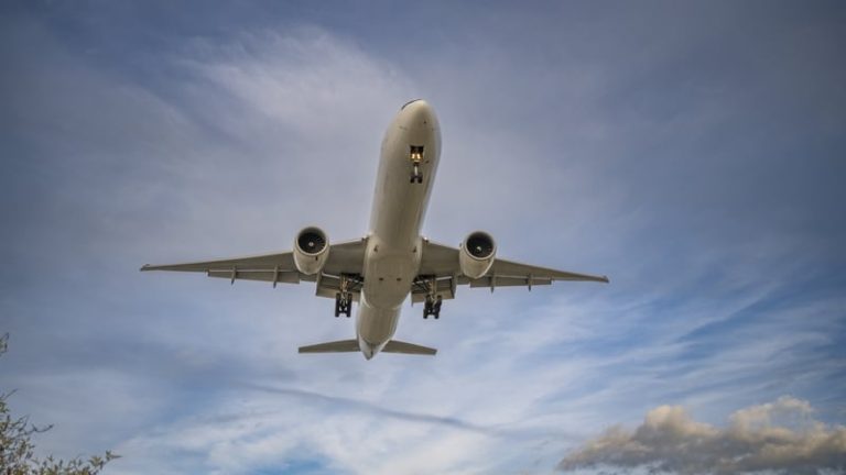 Read more about the article Report warns of risks to Irish role in aviation sector