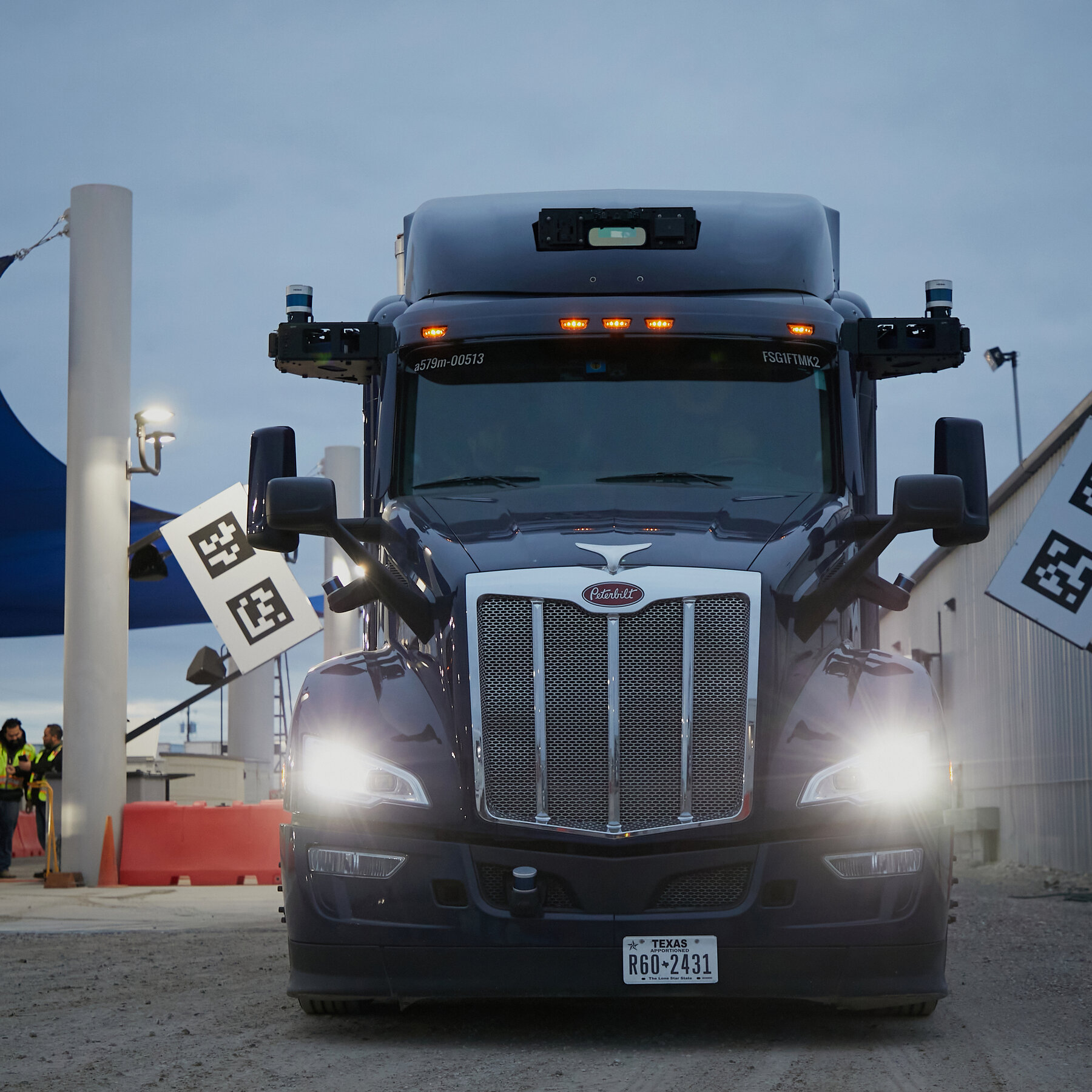 yes,-that-18-wheeler-on-a-texas-highway-is-driving-itself