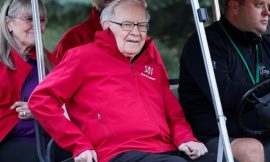 Berkshire outguns market, Buffett hits 60 year in charge