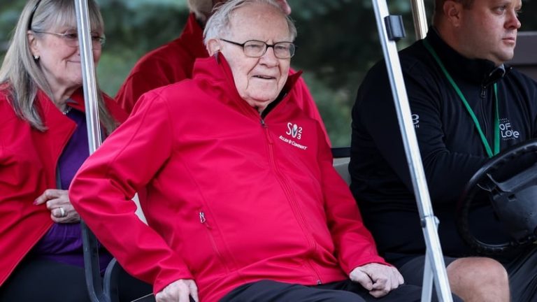 Read more about the article Berkshire outguns market, Buffett hits 60 year in charge