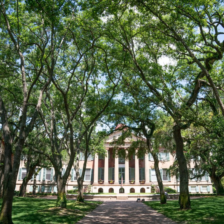 Read more about the article Who Decides How Much You Pay for College? Here’s How Tuition Costs Are Set.