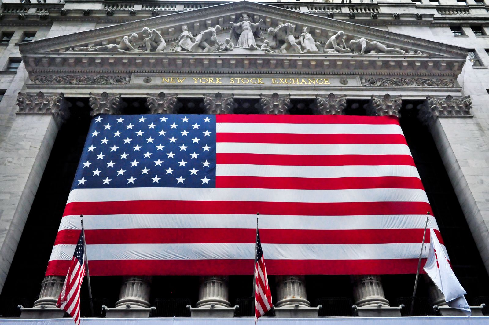 stocks-settle-higher-on-trade-optimism-and-us-labor-market-strength