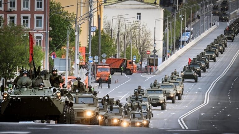 Read more about the article Russia’s economy: bruised by sanctions, fuelled by war