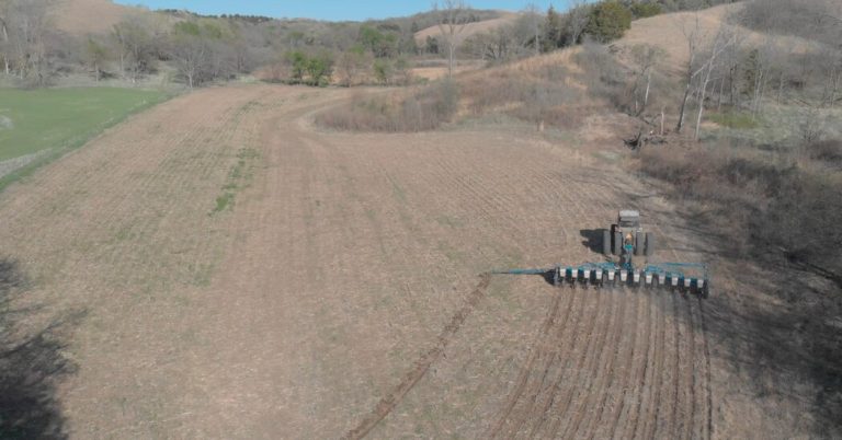 Read more about the article Farmers in Iowa Are Caught in Trump’s Trade War