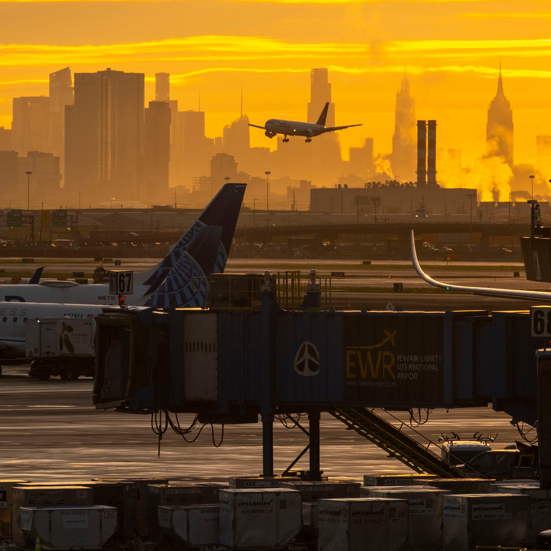 how-lost-radar-and-silent-radios-have-upended-newark-air-travel