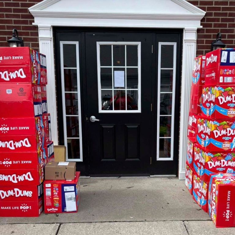 Read more about the article Boy Accidentally Orders 70,000 Lollipops on Amazon. Panic Ensues.