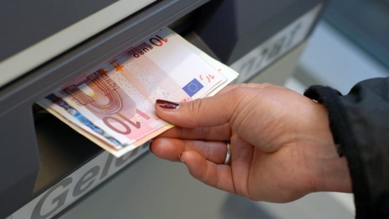 Read more about the article Irish consumers slow to switch banks, report shows