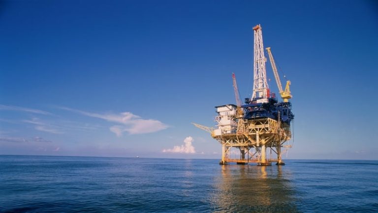 Read more about the article Oil heads for weekly gain but remains under hike pressure