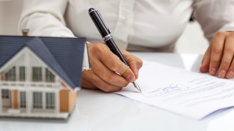 Read more about the article What do falling interest rates mean for bank customers?