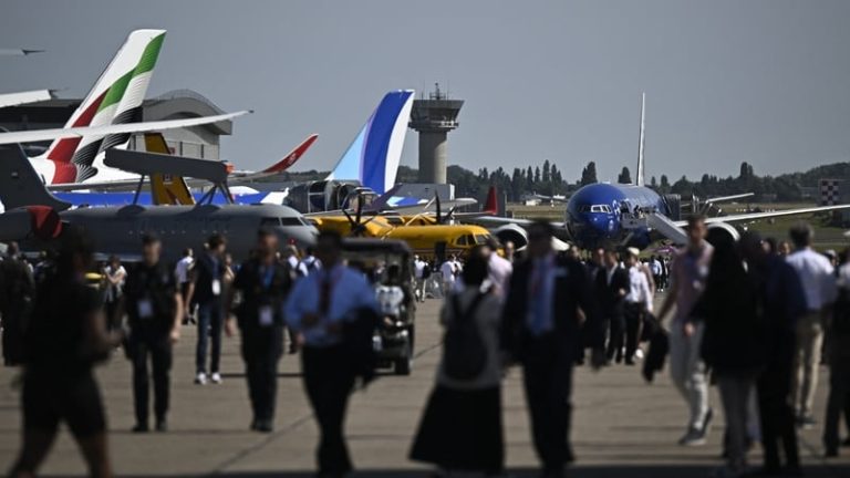 Read more about the article Airbus upbeat, but may have to wait for AirAsia deal