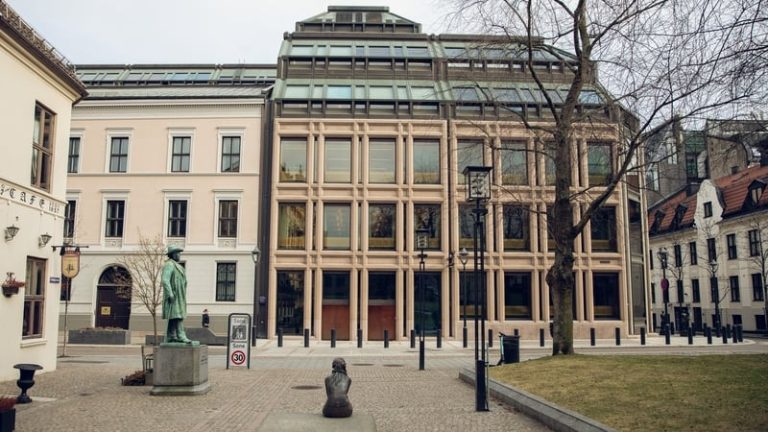 Read more about the article Norway central bank cuts rates in surprise move