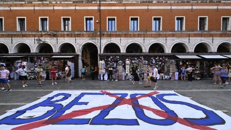 Read more about the article Venice divided over Amazon founder’s wedding