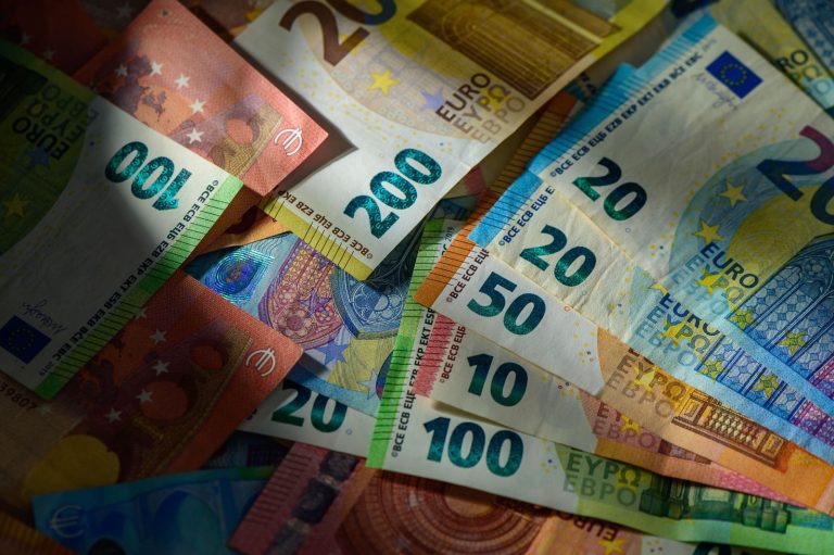 Read more about the article Dollar and Gold Retreat on Reduced Middle East Tensions