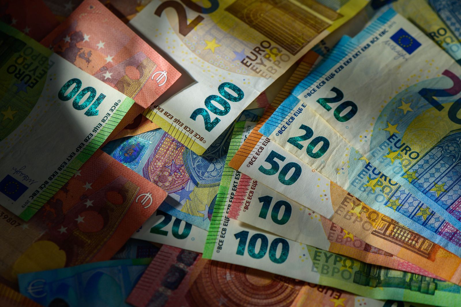 dollar-and-gold-retreat-on-reduced-middle-east-tensions