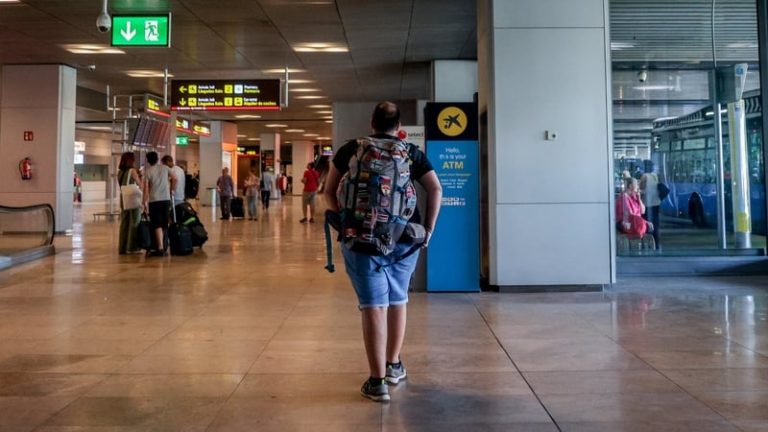 Read more about the article EU politicians vote to bar carry-on luggage fees
