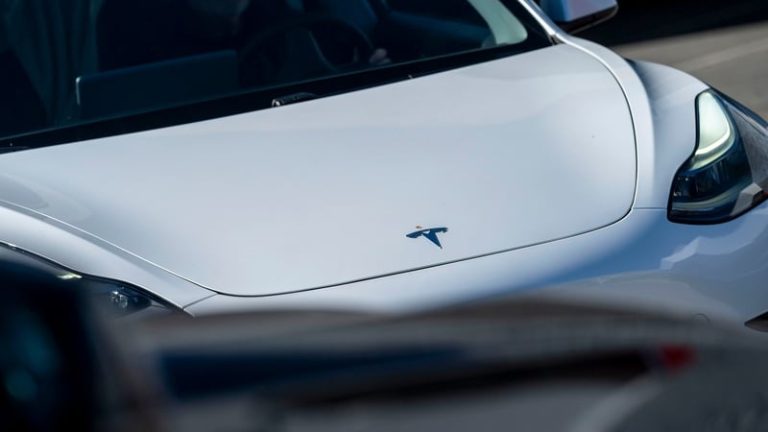 Read more about the article Top Tesla executive leaves the company, sources say