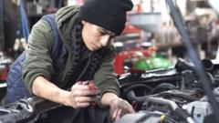 uk-jobs-market-weakens-as-unemployment-rate-rises