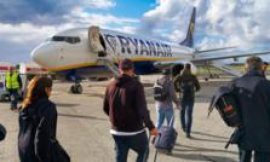 Ryanair boss considers raising staff bonus for spotting oversized bags