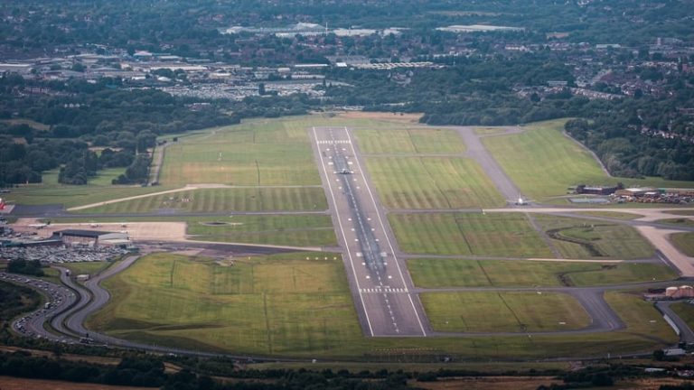 Read more about the article Birmingham Airport shuts after emergency landing