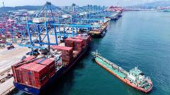 Read more about the article Tariffs: US and China extend trade truce deadline for another 90 days
