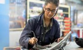 UK jobs market cools as vacancies fall