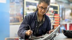 Read more about the article UK jobs market cools as vacancies fall