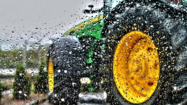 Read more about the article Deere’s quarterly profit falls as US tariffs hit margins