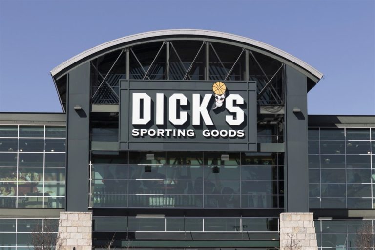 Read more about the article DICKS’s Sporting Goods Stock Dropped After Earnings—Is It a Buy?