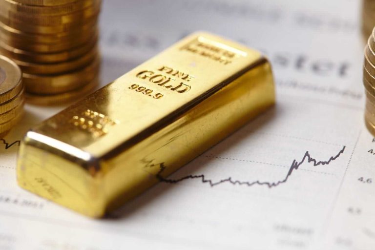 Read more about the article Dollar Falls and Gold Surges to a Record High on Easier Fed Policy