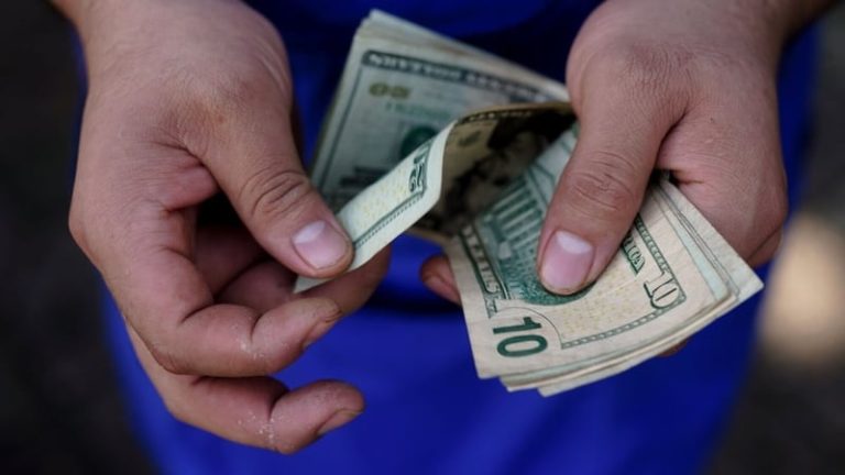 Read more about the article US consumer spending increases solidly in August
