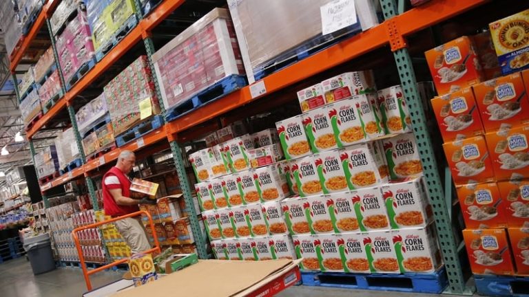 Read more about the article Costco tops quarterly estimates as Americans eye bargains