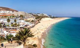 Spain hosts record number of summer tourists