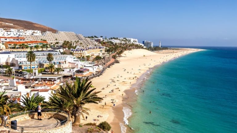 Read more about the article Spain hosts record number of summer tourists