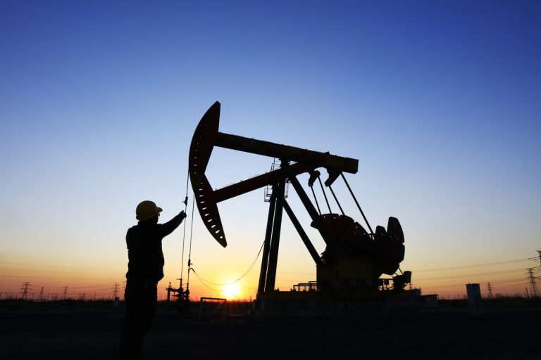 Read more about the article Crude Prices Little Changed as the Dollar Rallies
