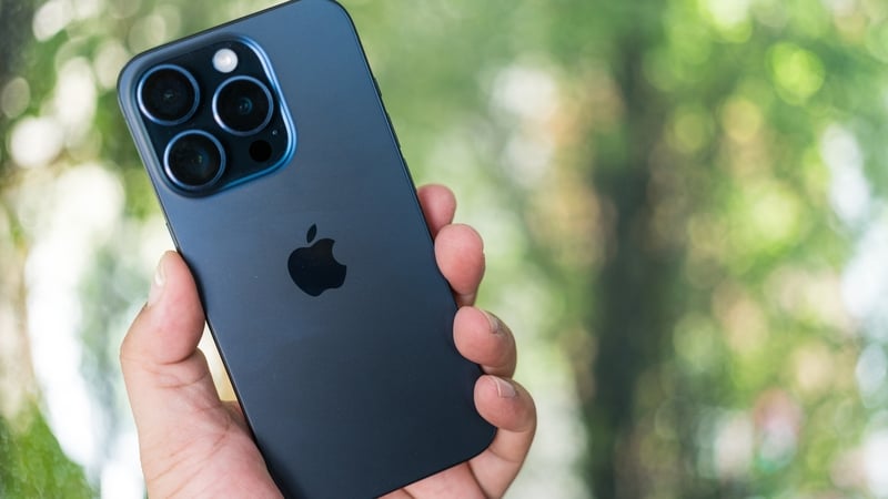 apple-closes-in-on-$4-trillion-valuation-on-strong-demand