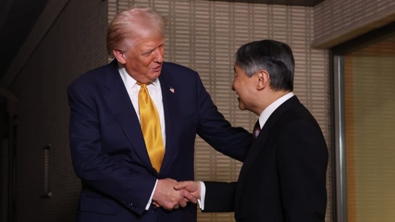 Read more about the article Trump meets emperor after arriving in Japan