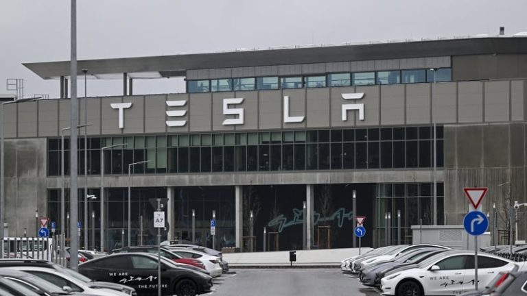 Read more about the article Tesla sales plunge again in some European markets