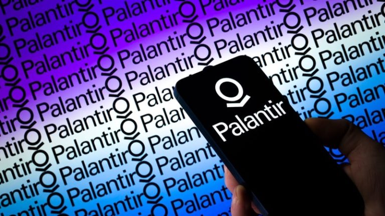 Read more about the article Palantir forecasts revenue above estimates on AI demand