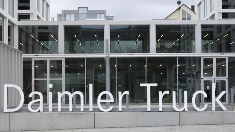 Read more about the article Daimler Truck posts 40% drop in quarterly profit
