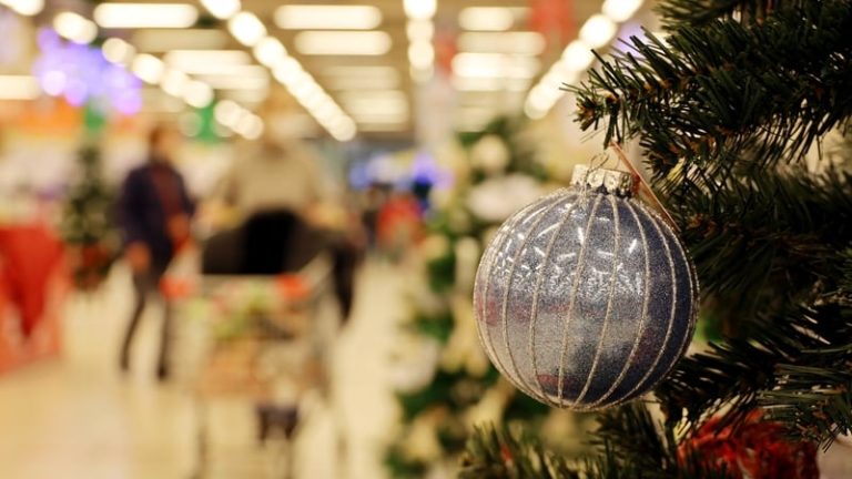Read more about the article KPMG: Consumers plan to spend less on Christmas shopping