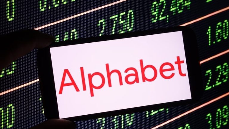 Read more about the article Alphabet shares hit record, Berkshire makes rare tech bet