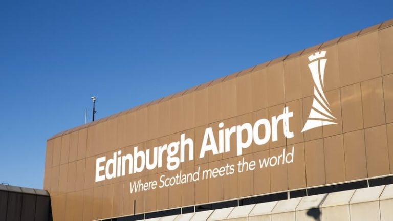 Read more about the article Flights resume at Edinburgh Airport after IT issue