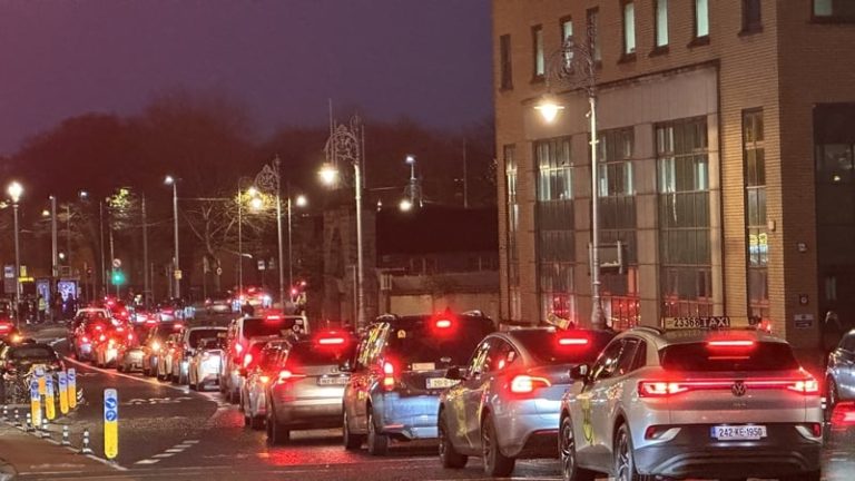 Read more about the article Taxi drivers suspend protest ahead of meeting with Govt