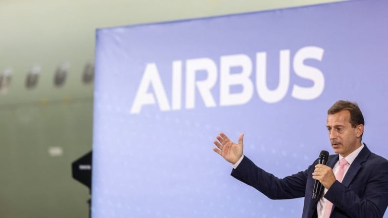 Read more about the article Airbus CEO says Boeing likely to win order race this year